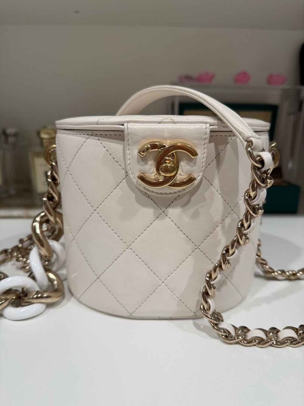 Chanel vintage lambskin, vanity case round bucket style with cc Turlock & chain - Picture 15 of 16
